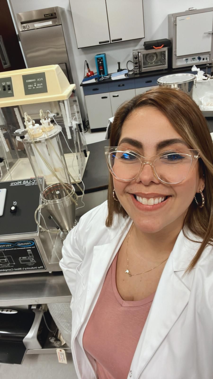 Juliana Pinto en un entorno profesional de laboratorio y formación