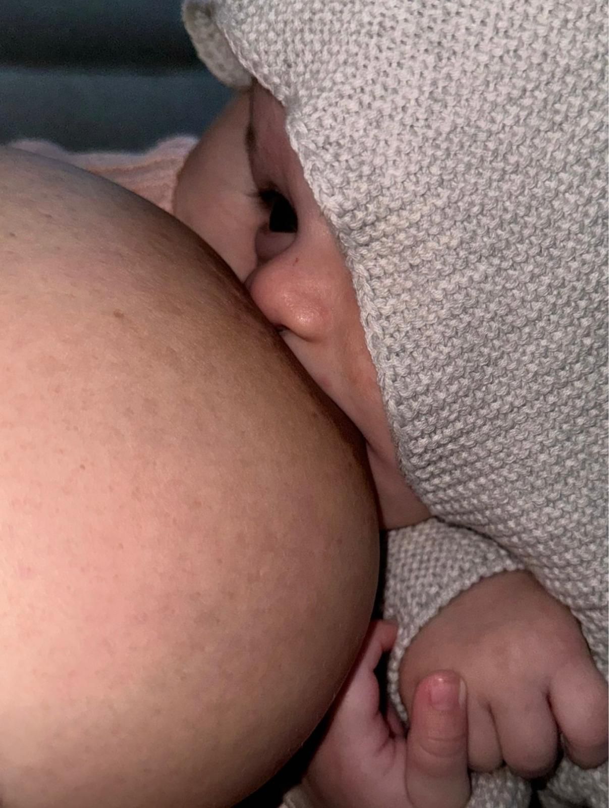 Bebé lactando durante un acompañamiento en lactancia materna